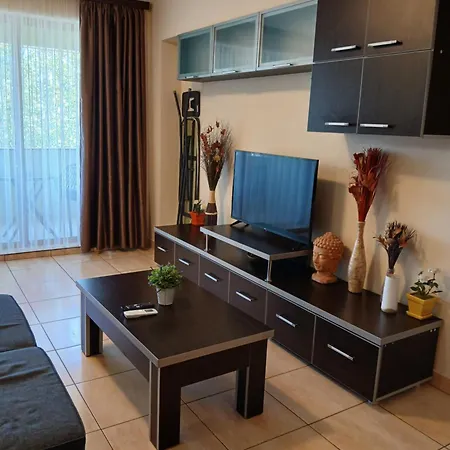 Nick Apartman Mamaia